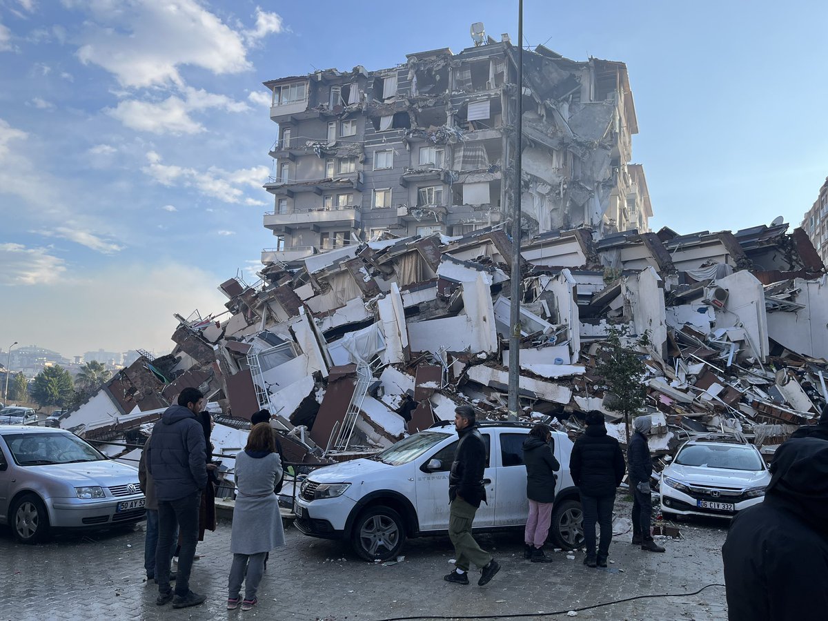 Antakya Ekinci Mah. Güneş Cad. İbrahim Elif apartmanında afad çalışması devam ediyor. Enkaz altındalar yaşıyorlar ama yetersiz kaynak nedeniyle çıkarılamıyorlar. Benzin, vinç yok. 
#Deprem #Antakya #AFAD #Hatay #ACİL