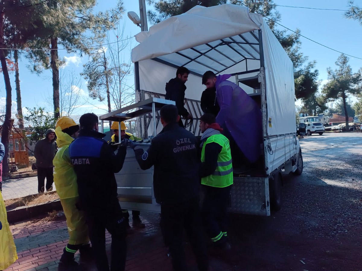 batmanvaliligi's tweet photo. Büyük depremin ardından arama kurtarma ve afetzedelere yardım ulaştırmak amacıyla deprem bölgesine intikal eden Batman Valiliği destek ekibi Valimiz Ekrem Canalp’ın koordinasyonunda Gaziantep Islahiye ilçesinde 2 Sahra Mutfağı kurdu. https://t.co/mFoRJbt0eY