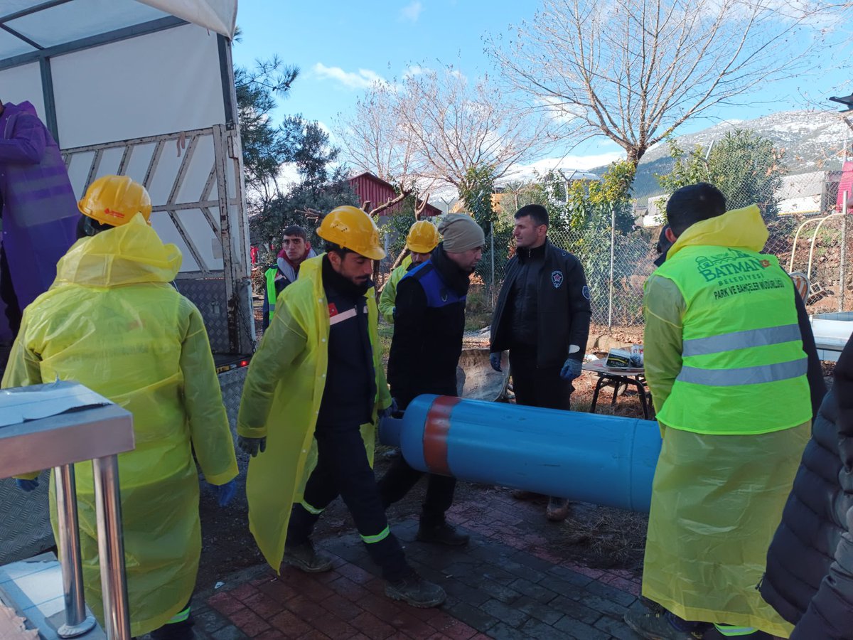 batmanvaliligi's tweet photo. Büyük depremin ardından arama kurtarma ve afetzedelere yardım ulaştırmak amacıyla deprem bölgesine intikal eden Batman Valiliği destek ekibi Valimiz Ekrem Canalp’ın koordinasyonunda Gaziantep Islahiye ilçesinde 2 Sahra Mutfağı kurdu. https://t.co/mFoRJbt0eY