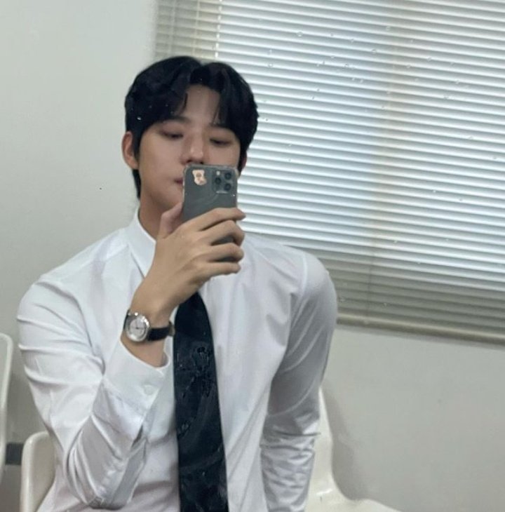 sangmindaily's tweet photo. 𝟐𝟎𝟐𝟑.𝟐.𝟕
_sangmxn_ instagram update

#광고 #로만손 #romanson #슬림쿼츠 #졸업선물 #MoonSangmin #문상민 https://t.co/GlIXMi74dt