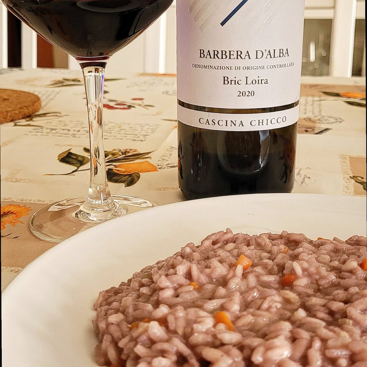 Hello #winelover 🍷
We have an idea for your today's lunch 😉
#Barbera in the dish and in the glass 😍
What do you think? 😎
.
#cascinachicco #cascinachiccowine #barberadalba #bricloira #cru #castellinaldo #Roero #Langhe #UNESCO #winepairing #winetasting #home #lunch #risotto