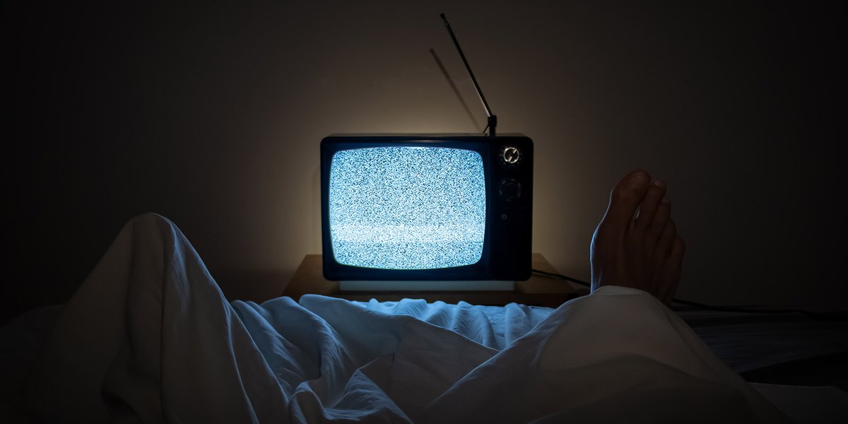 Regarder des séries télévisées à suspense avec des #cliffhangers avant de dormir n’a que des effets mineurs sur le #sommeil. Des scientifiques de l’#Unifr. ont monté ce qui se passe dans notre #cerveau quand nous dormons après une séance de #BingeWatching. bit.ly/3YgWxPK