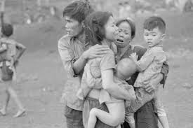 Vukuzman's tweet photo. 7 février 1965: début des bombardements du Nord #Vietnam par les #USA au prétexte des (faux) "incidents du golfe du Tonkin".

➡️3 millions de Vietnamiens tués
➡️Plus grande guerre chimique au monde (#AgentOrange)

Petit rappel pour les bien-pensants oublieux de l'histoire récente https://t.co/QomlkkneVP