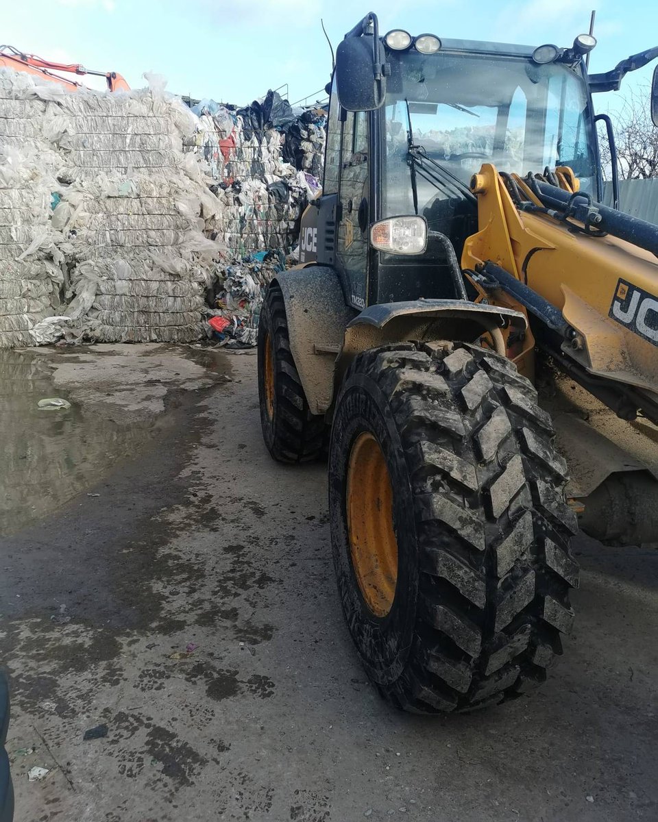 TyreBossLtd's tweet photo. JCB TM320 getting a new set of Vredestein Endurion tyres.
We also supply pneumatic tyres
#CushionSolids
#OTRtyres https://t.co/WHLIX3ZXcc