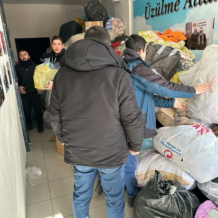 Tırımız yükleniyor.. Türkiye'nin bir olma vaktidir.