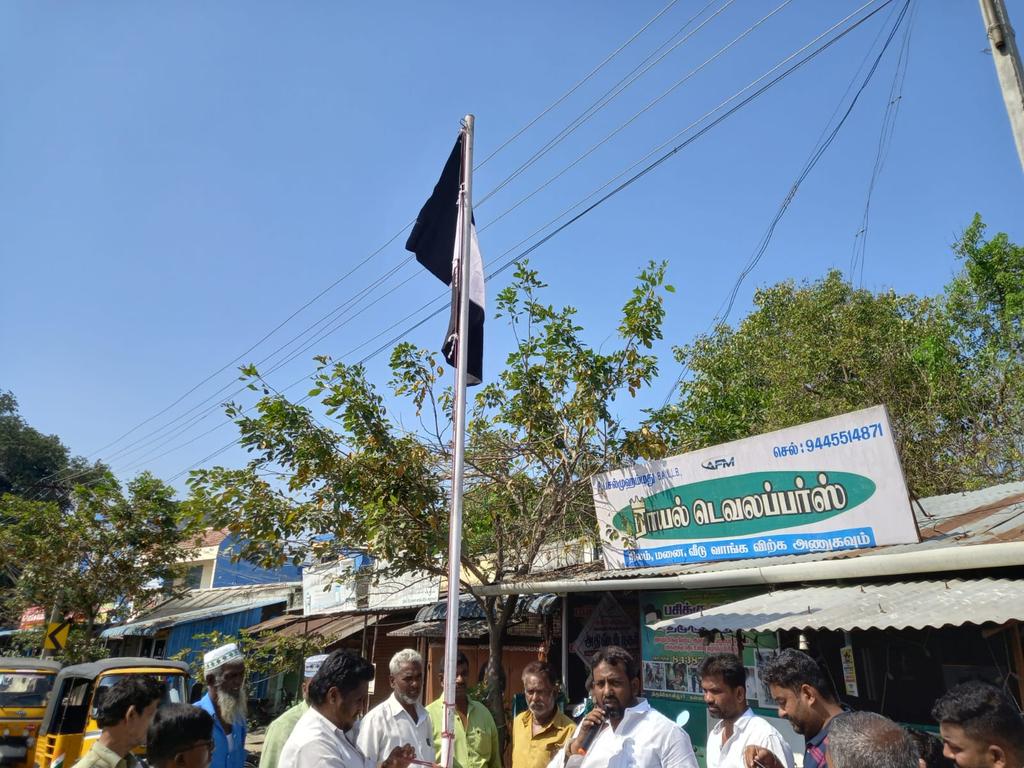 tmmkkkl's tweet photo. கள்ளக்குறிச்சி மாவட்டம் திருக்கோவிலூரில் 15 ஆம் ஆண்டு மமக கொடி ஏற்றும் நிகழ்ச்சி மாவட்ட தலைவர் A.பசல் முஹம்மது கொடியினை ஏற்றிவைத்து சிறப்பித்தார். https://t.co/J4iUw4UbbP