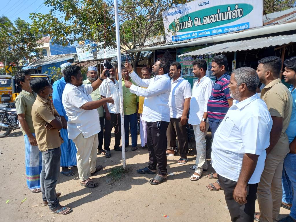 tmmkkkl's tweet photo. கள்ளக்குறிச்சி மாவட்டம் திருக்கோவிலூரில் 15 ஆம் ஆண்டு மமக கொடி ஏற்றும் நிகழ்ச்சி மாவட்ட தலைவர் A.பசல் முஹம்மது கொடியினை ஏற்றிவைத்து சிறப்பித்தார். https://t.co/J4iUw4UbbP