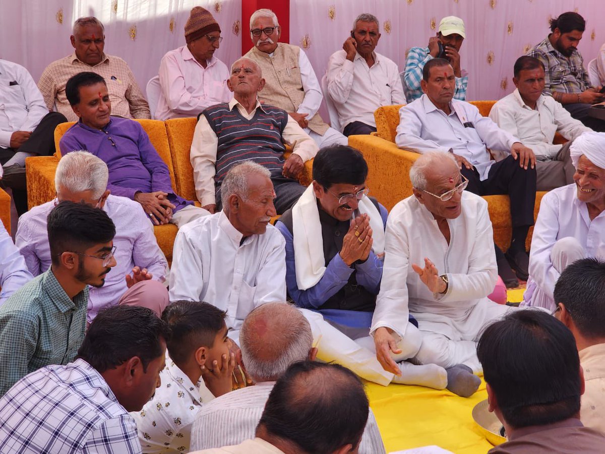 sardarchaudhri's tweet photo. સાબરકાંઠા જિલ્લાના ઈડર તાલુકાનાં કડીયાદરા મુકામે ખેરાલુ થી અશ્વિનભાઈ દેસાઈનાં ત્યાંથી આવેલ મામેરા માં હાજરી આપી. https://t.co/ap2xdlw4zo