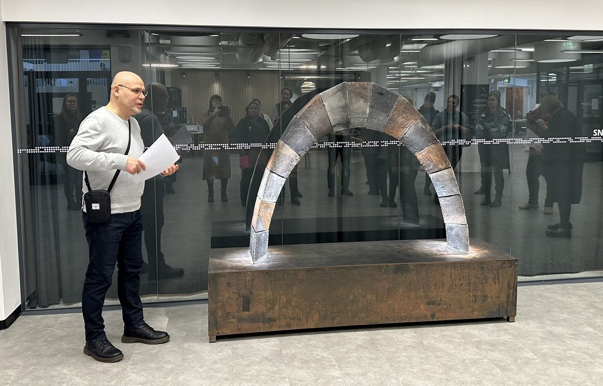 Yksikön kehittämispäivän ohjelmassa taidekierros Kuopion kampuksella. Tässä <a href="/UniEastFinland/">University of Eastern Finland</a> viestintäpalvelujen Risto esittelee joensuulaisen Marjaana Rotkon teosta Kaari. Mukava pysähtyä arjen aherruksen lomassa kampuksilla sijaitsevan taiteen äärelle, mukavassa seurassa.