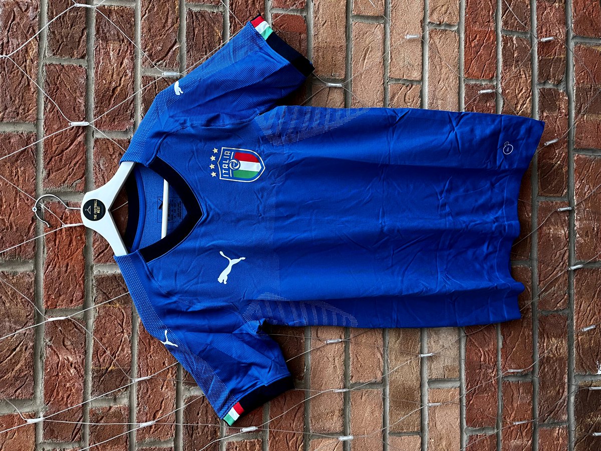 TheFootballNest's tweet photo. Any takers on these? 

Puma EvoKnit 

Italy Home L
Italy away XL
Switzerland M

BNWT £25 postage included https://t.co/jHeKC8Umuu