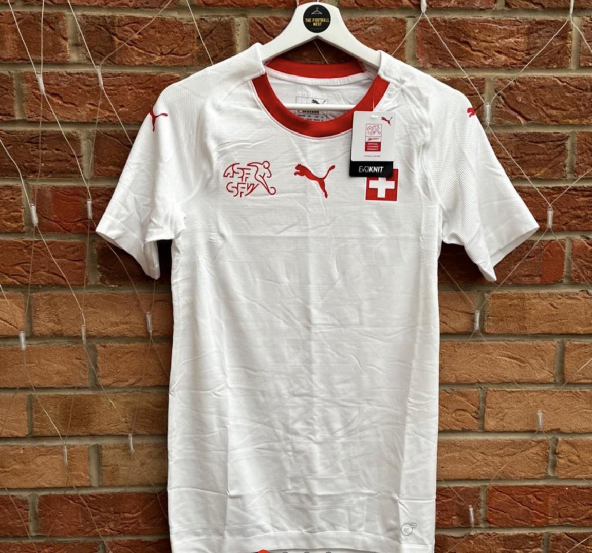 TheFootballNest's tweet photo. Any takers on these? 

Puma EvoKnit 

Italy Home L
Italy away XL
Switzerland M

BNWT £25 postage included https://t.co/jHeKC8Umuu