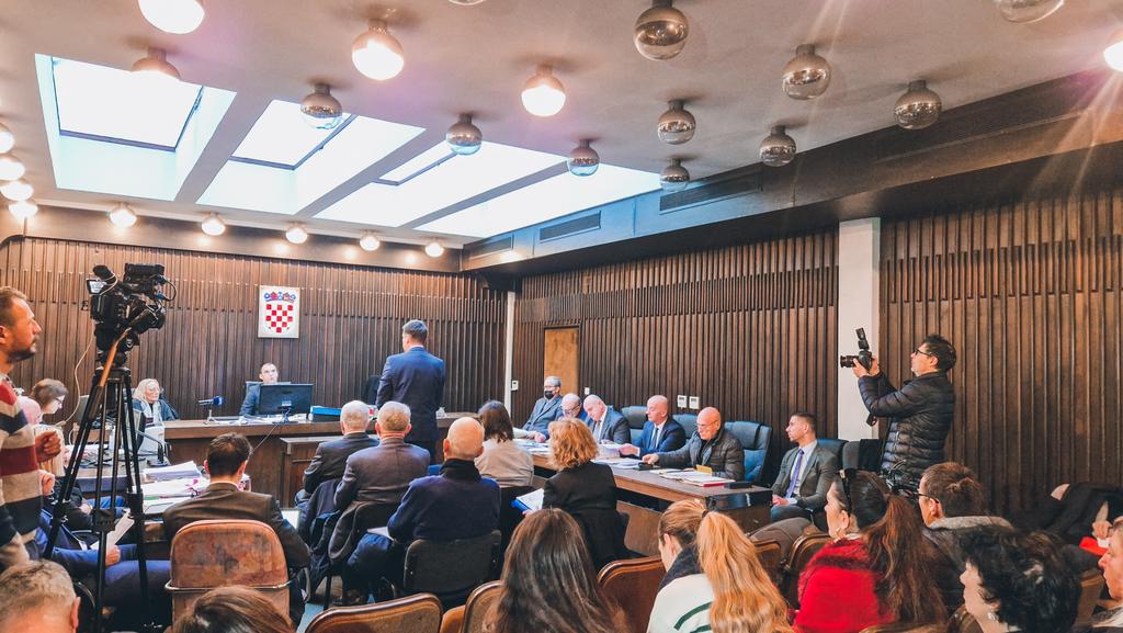 Nakon četiri godine počelo je suđenje zbog smrti troje zaposlenika Hidroelektrane Plat. 5 optuženika i HEP Proizvodna izjasnili se da nisu krivi. 
<a href="/DNEVNIKhr/">DNEVNIK.hr</a> <a href="/novahr/">Nova TV</a>