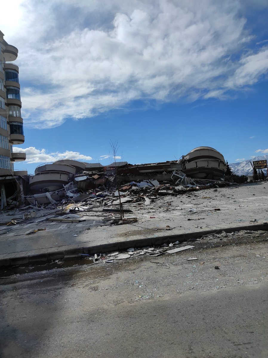 irmkaya06's tweet photo. Kahramanmaras Onikişubat tatlı park karşisinda bina enkaz altında yardıma gelen yok acil bildirirmisiniz
#depremden https://t.co/NWFvGAjt9Q