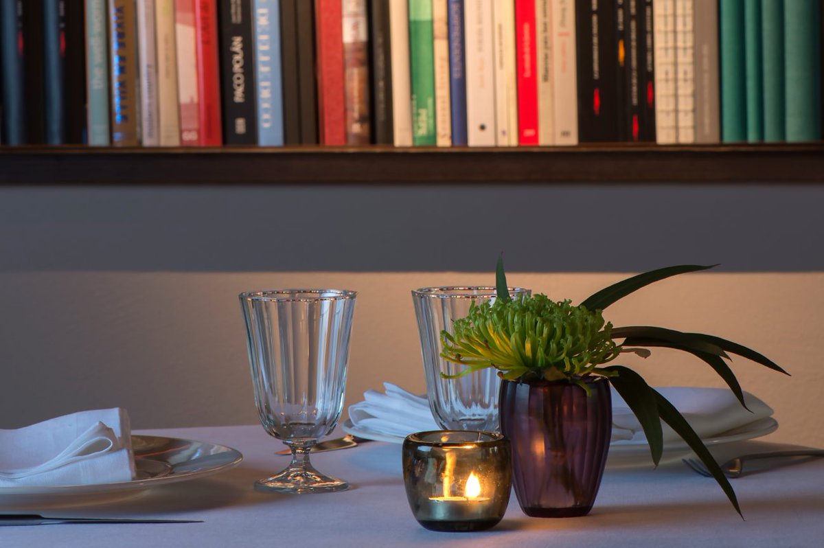 Plan para 'winelovers' en #SanValentin: escapada romática en pareja para conocer las Bodegas Otazu, una noche en el hotel Alma Pamplona y cena en su restaurante La Biblioteca. Vía <a href="/EPturismo/">EP Turismo</a>  europapress.es/turismo/viajes…