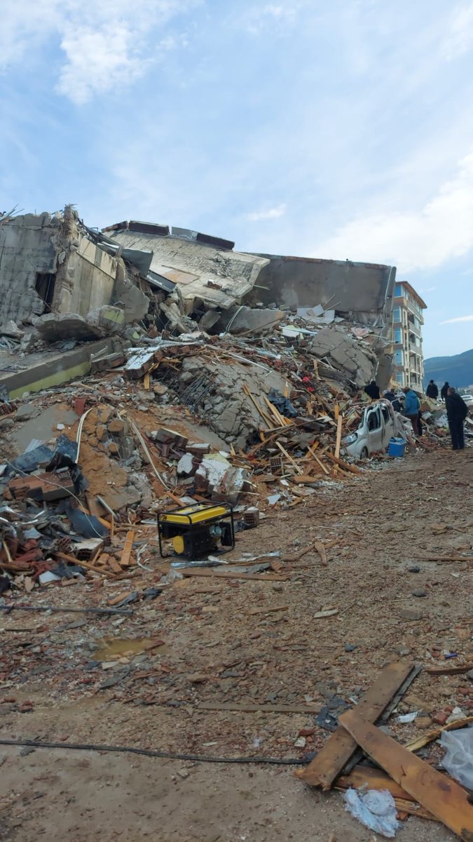 Kuzenimin arkadaşı sağolsun aracını verdi. Buradan bulabildiğimiz tüm malzemeler ile yola çıkıyoruz.

ODABAŞI MAHALLESİ KURŞUNLU SOKAK ILGIM APARTMANI NO4 ANTAKYA

Portakaldalı ailesi ve diğer apartman sakinleri için acil teşekküllü kurtarma birimi gerekiyor. Zaman aleyhe!