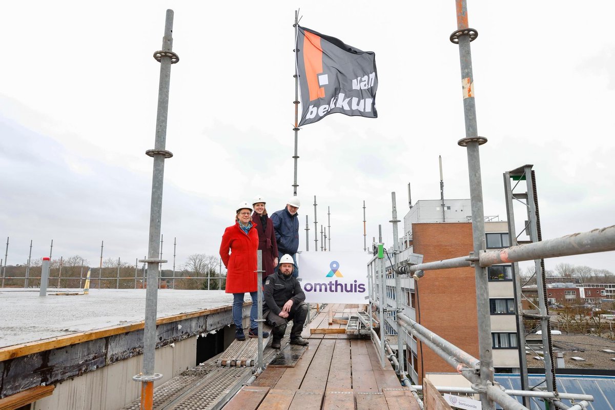 Op 2 februari bereikte Van Bekkum het hoogste punt van de nieuwbouw van 39 sociale huurwoningen aan de Troelstralaan in Baarn. De bouwers werden getrakteerd op een lekkere snack als dank voor het harde werk.

#appartementen #skinnyhouses #rugaanrugwoningen  #eengezinswoningen