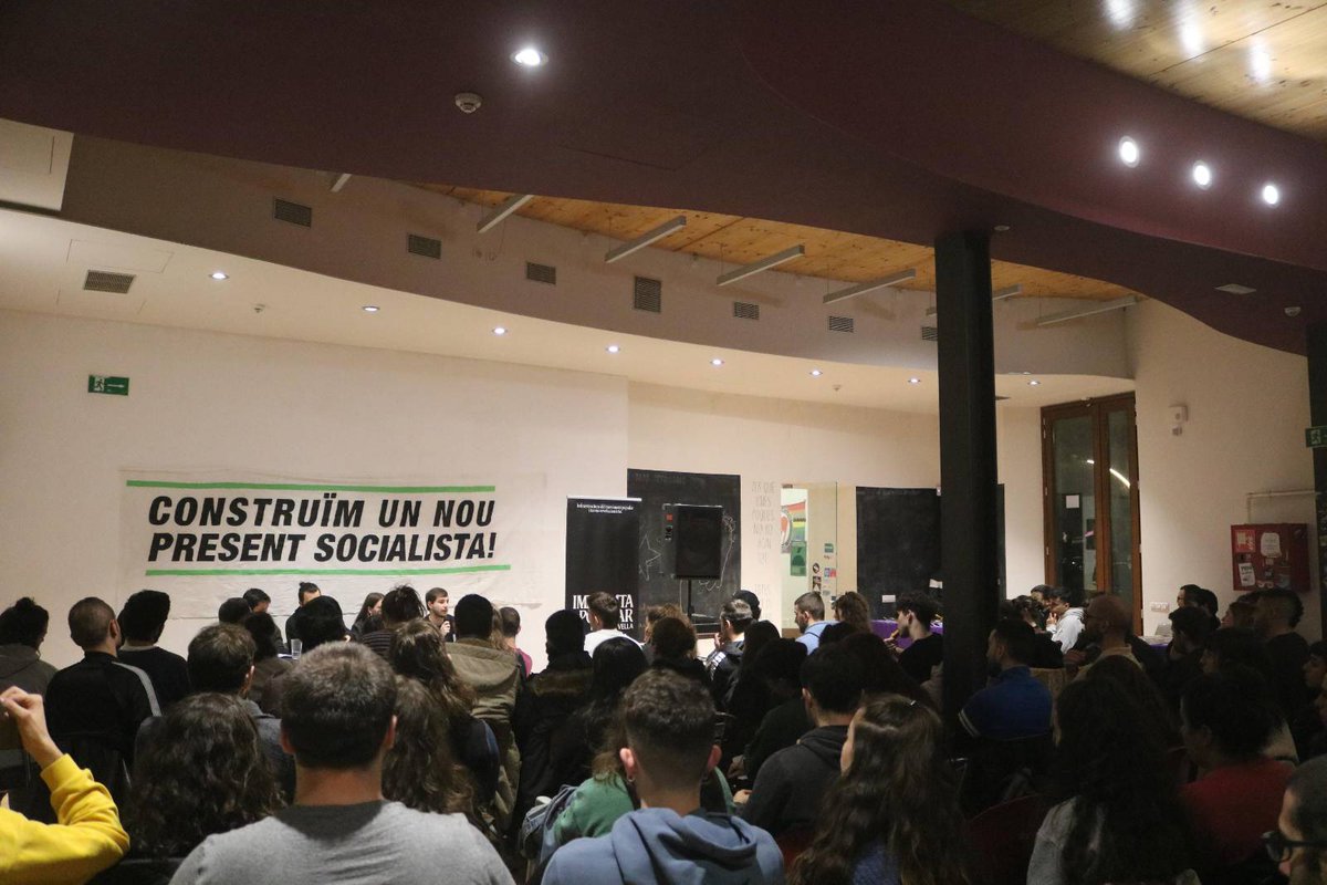 impremtacv's tweet photo. ⬛️ Dissabte passat omplíem el @cjaciutatvella amb més de 150 persones per parlar de Walter Benjamin i el temps de la Revolució. 

👉 Gairebé 2 anys després de la nostra fundació afrontem la necessitat d'analitzar quin ha de ser el nostre paper en el nou cicle polític. https://t.co/kgop1eCfQX
