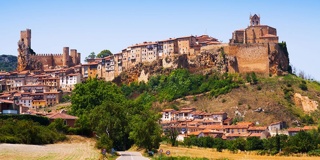 Frías is an amazing village located in #Burgos, in the North of #CastillayLeón. ❤️
The historic quarter preserves its medieval atmosphere and urban layout. 🏰 Do you want to know more?

#Tread

👉  bit.ly/3vR6NSa

#VisitSpain @CyLesVida