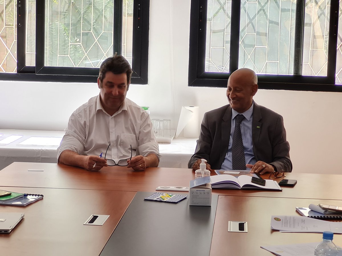CorailDevelopmt's tweet photo. ✈️MISSION (3/3)

NOUACKCHOTT : signature du protocole d'accord entre le ministère de l'#Hydraulique et de l'#Assainissement, le Conseil Régional de la région du #TAGANT et #AMETEN 📝 

SEGUELIL : réalisation d'un premier #diagnostic de l'état du #barrage 💧 https://t.co/RcmOhCEmXa