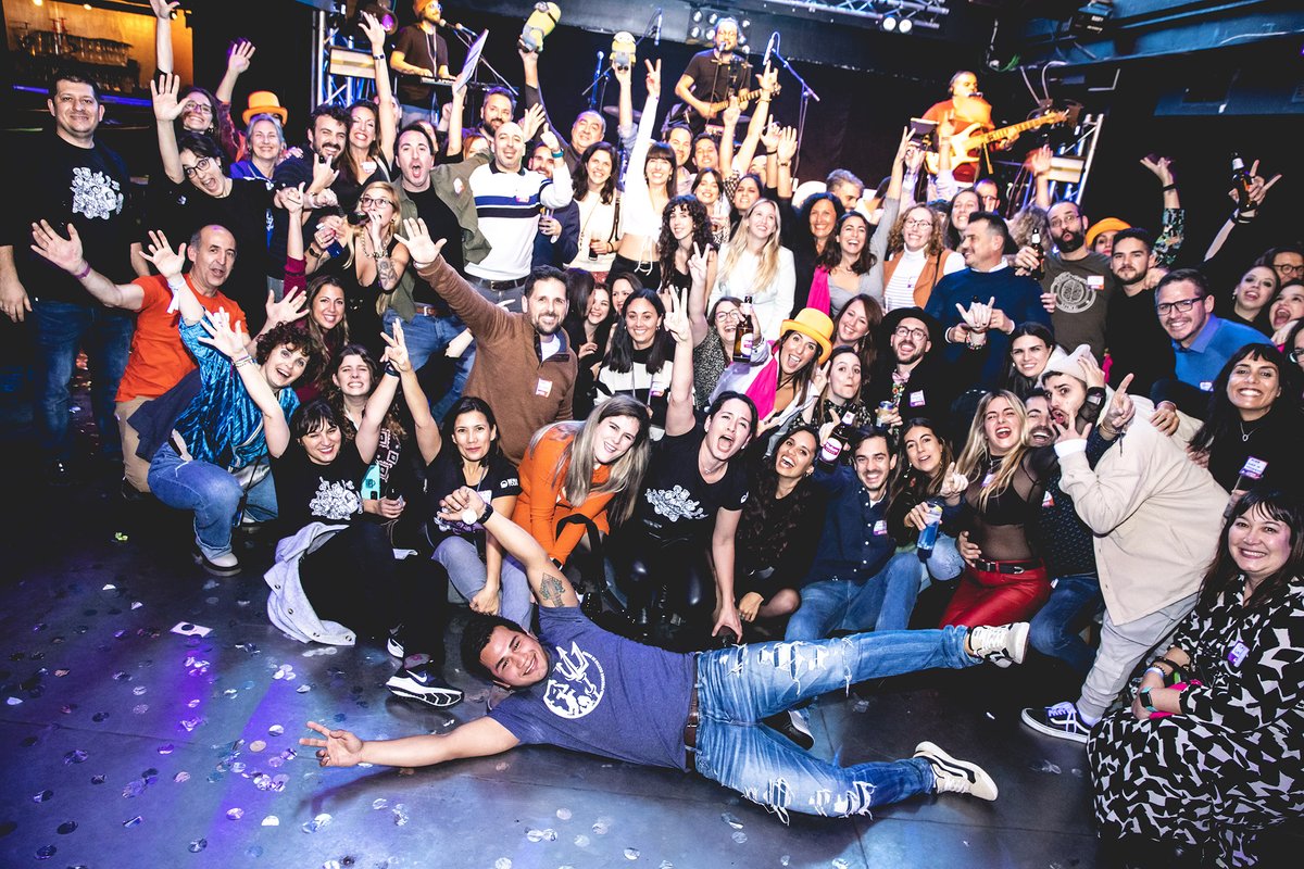 Es ver esta foto de la familia #MondoBirratour y casi que emocionarme. Así de felices 😃 estabais ya bien entrada la noche tras unas cuantas 🍺🍺 birras <a href="/SanMiguel/">Cervezas San Miguel</a> 

¿A quién reconoces en esta foto? ¿Me ayudas?