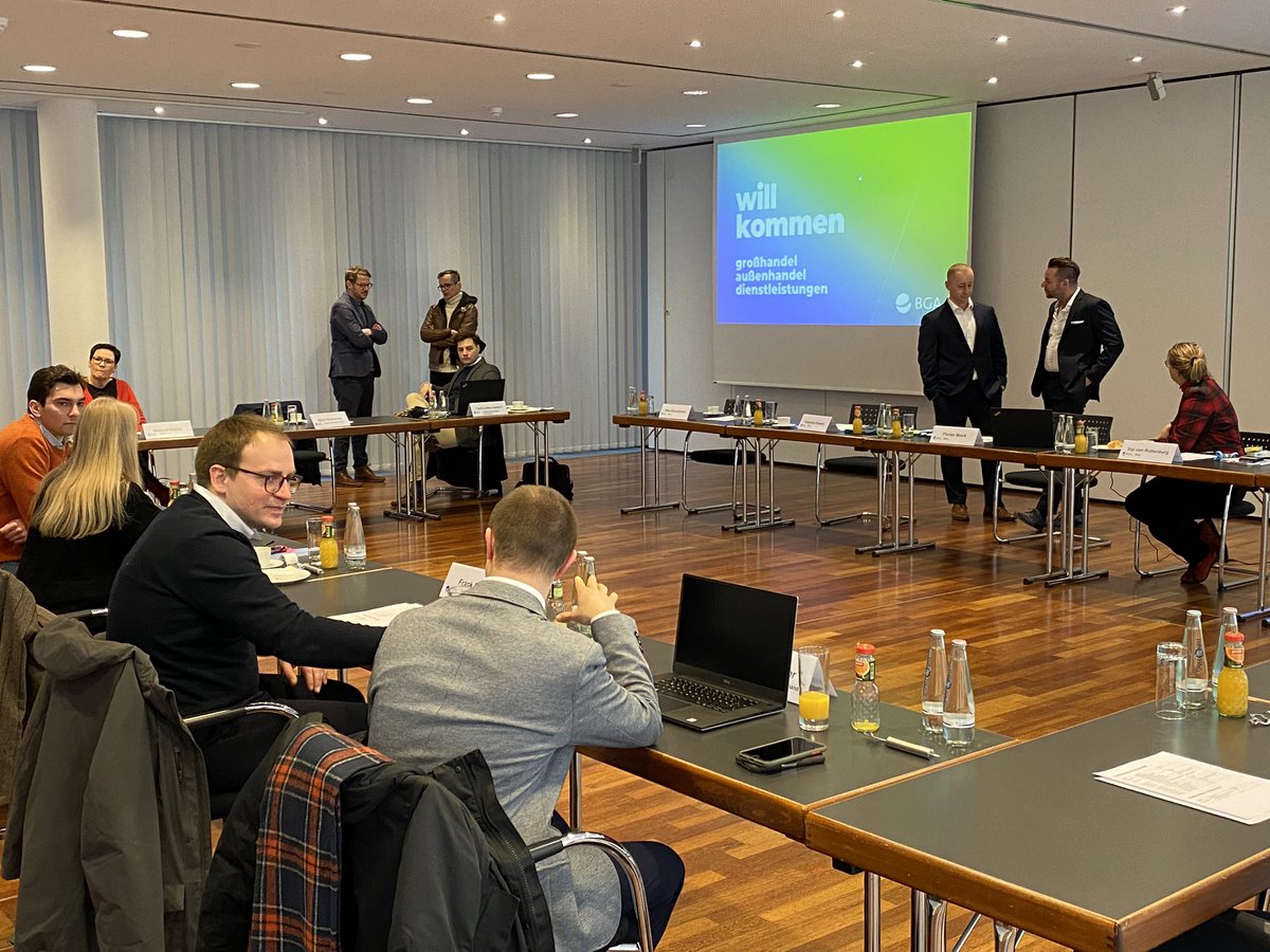 Gleich geht‘s los… #familientreffen mit <a href="/FlorianBGA/">Florian</a>, @C_Stroeder und vielen anderen Pressekollegen.