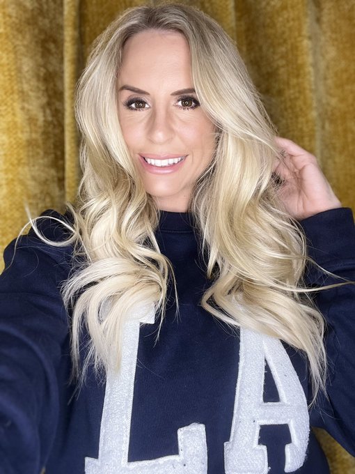 Sometimes I wear clothes #smile https://t.co/4d2V1VzgND<a href="/tag/smile"class="tags">#smile</a>