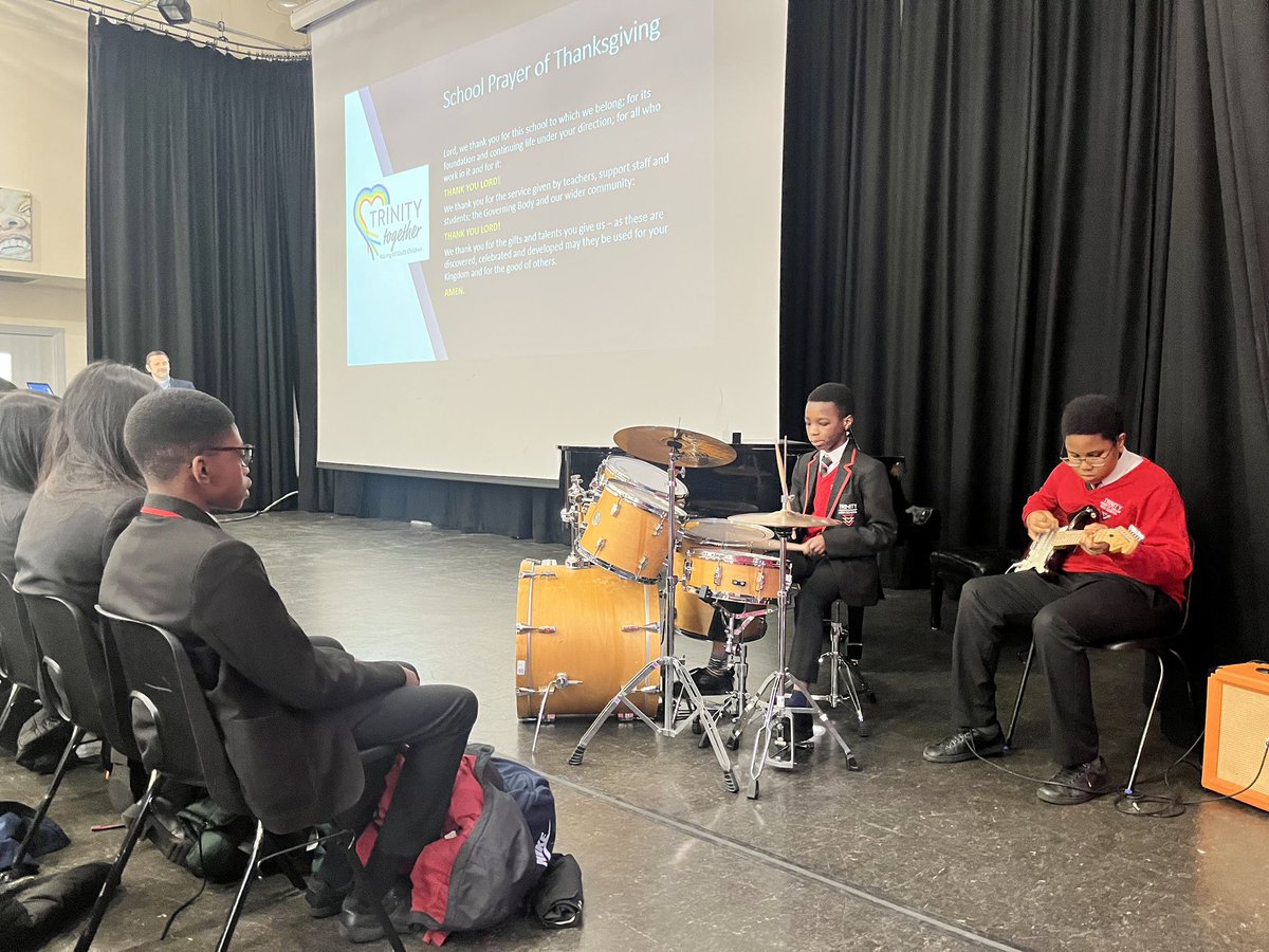 TrinityHighMus's tweet image. Celebration Assemblies 🎉 made even more joyful by our talented Year 7s Prince &amp;amp; Giovanni accompanying #Siyahamba “We are Walking in the Light of God” and wowing us with their Jimi Hendrix skills🥁🎸Huge thanks to them for sharing their gifts &amp;amp; congrats to all 👏 @TrinityHighMcr