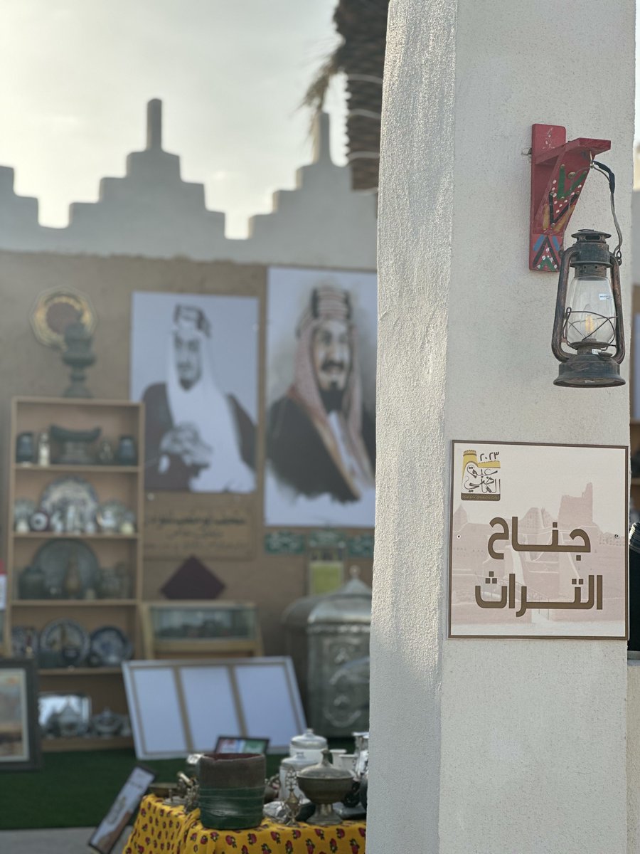 pastfregrant's tweet photo. تم إنشاء ذكريات عبق الماضي متكاملة للتراث، تضم مجمعًا يمثل عدة مناطق بالسعودية تشتمل منطقة نجد على بيت العائله قديماً ، وسوق تجارى،  يتضمن معدات وصناعات ومقتنيات وبضائع قديمة . https://t.co/Z1oM3bOYD2