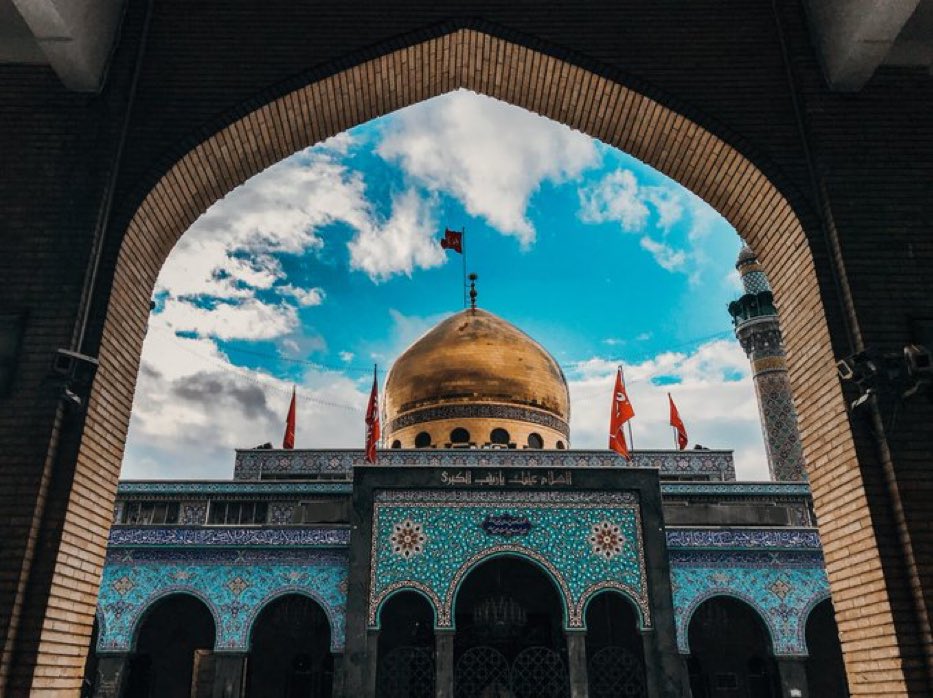 "الليلَة هي إحـدىٰ الليالي
التي جَاءت لتذكرنا بمحرم
الليلَة تستشهد كَربلاء
بِصوتَها و صورتها."