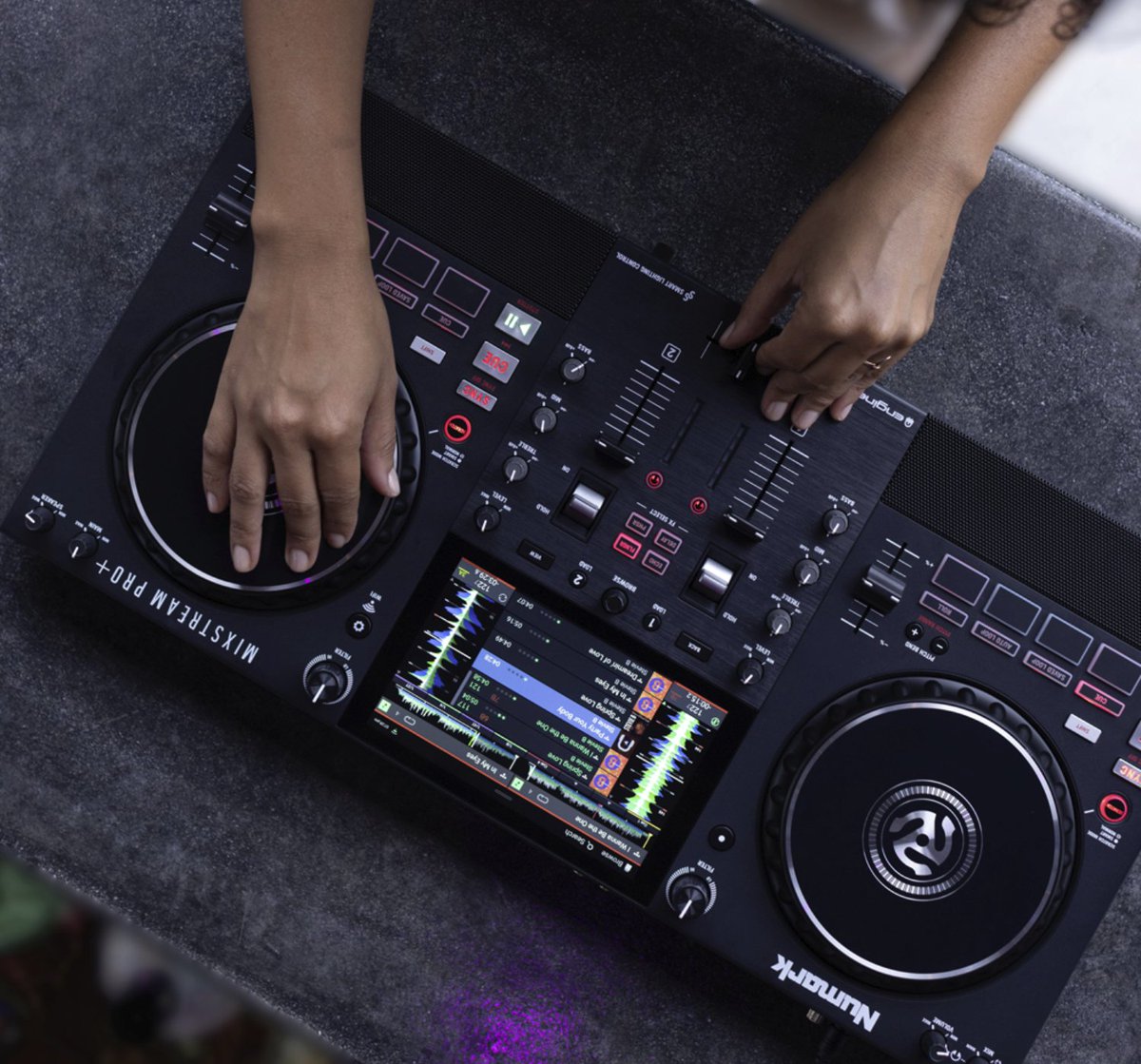 Numark präsentiert den neuen Mixstream Pro+, welcher mit zahlreichen Features besticht &amp; sich problemlos mit verschiedenen Musik-Streaming-Diensten koppeln lässt.😎
deejayladen.de/de/numark-mixs…