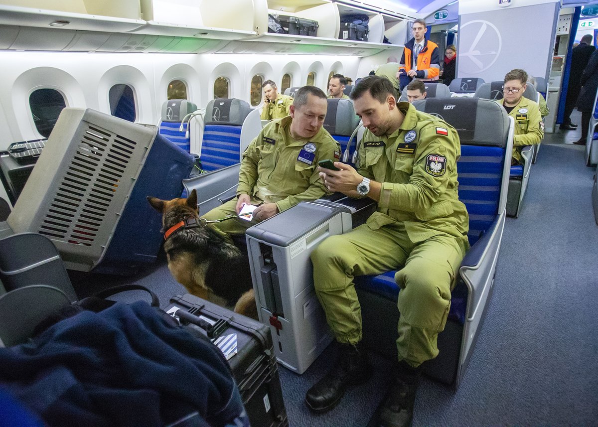 KamilBracio's tweet image. Wczoraj wieczorem polscy strażacy wylecieli z @ChopinAirport specjalnym lotem @LOTPLAirlines do prowincji #Gaziantep skąd zostali zadysponowani do pomocy w miejscowości Adiyaman. Samolotem udało się łącznie 76 👨‍🚒, 8 🐕‍🦺 oraz 20 ton sprzętu #MisjaTurcja @eu_echo #HUSAR #earthquake