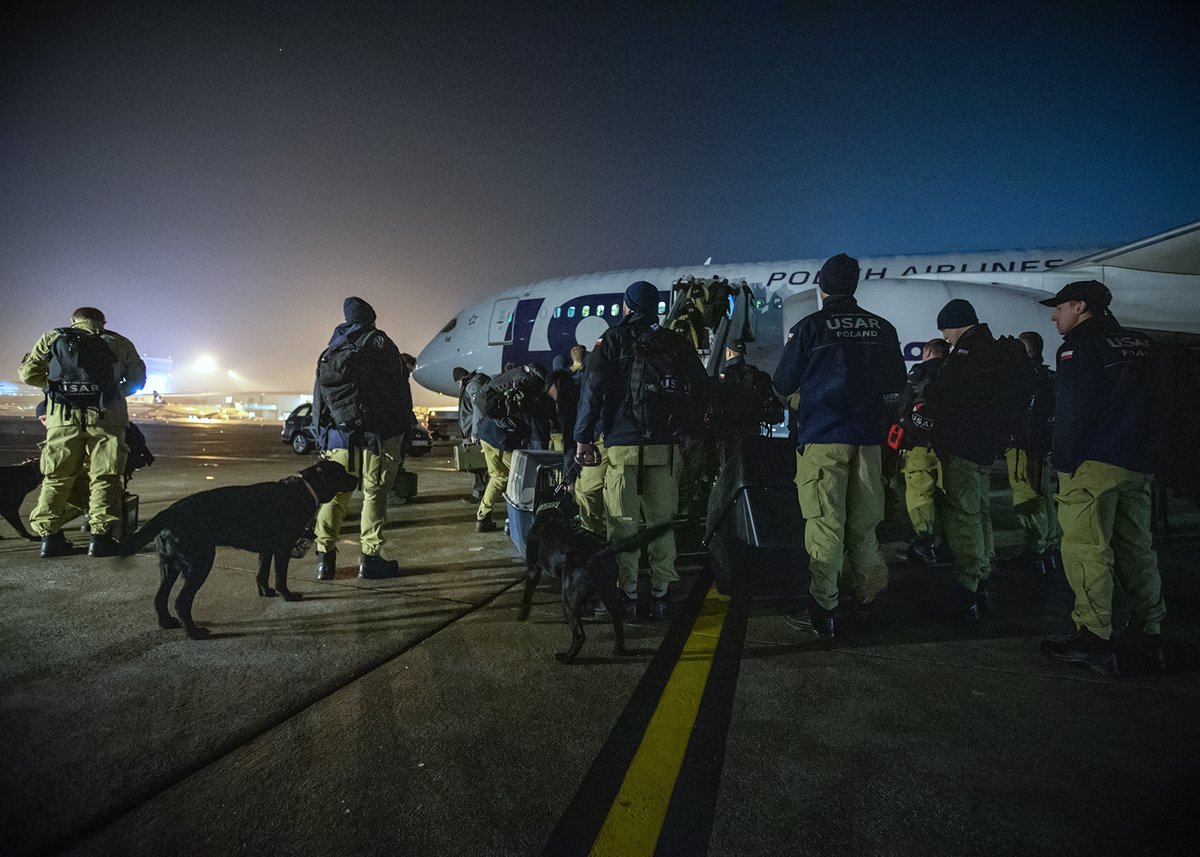 KamilBracio's tweet image. Wczoraj wieczorem polscy strażacy wylecieli z @ChopinAirport specjalnym lotem @LOTPLAirlines do prowincji #Gaziantep skąd zostali zadysponowani do pomocy w miejscowości Adiyaman. Samolotem udało się łącznie 76 👨‍🚒, 8 🐕‍🦺 oraz 20 ton sprzętu #MisjaTurcja @eu_echo #HUSAR #earthquake