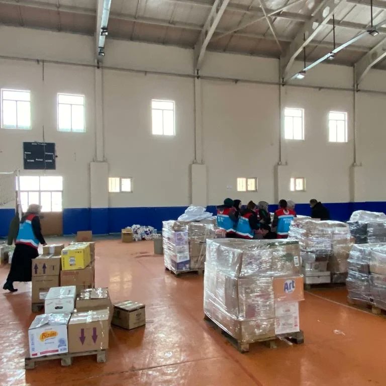 3️⃣ Gelen yardım bağışlarının en kısa sürede depremden etkilenen bölgelere ulaştırılması hususunda çalışmalar devam ediliyor.
📍15 Temmuz AİHL Spor Salonu
@AgriValilik