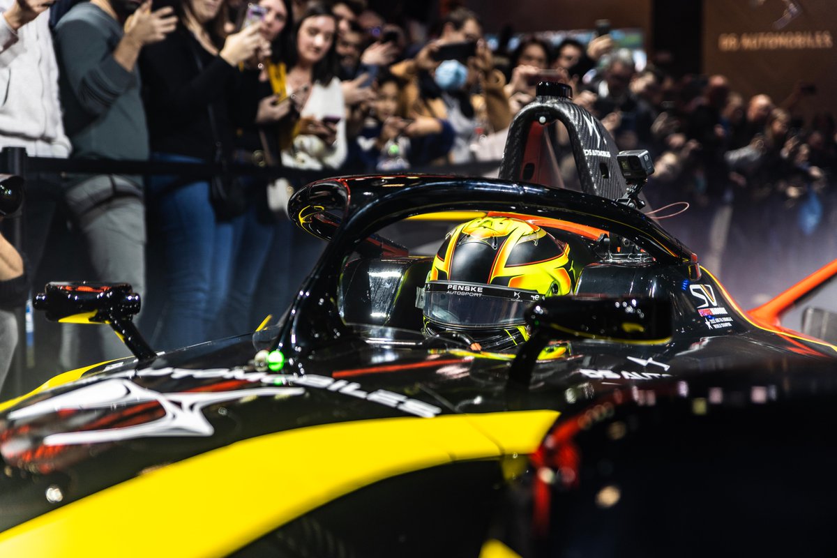 dsitalia's tweet image. Il Salone di Bruxelles compie 100 anni: non poteva esserci occasione migliore per @svandoorne per ricevere il suo Nuovo DS 7 E-Tense 4x4 360.

#DSautomobiles #vandoorne #DSPerformance #autosalon2023 #MotorShow #ABBFormulaE