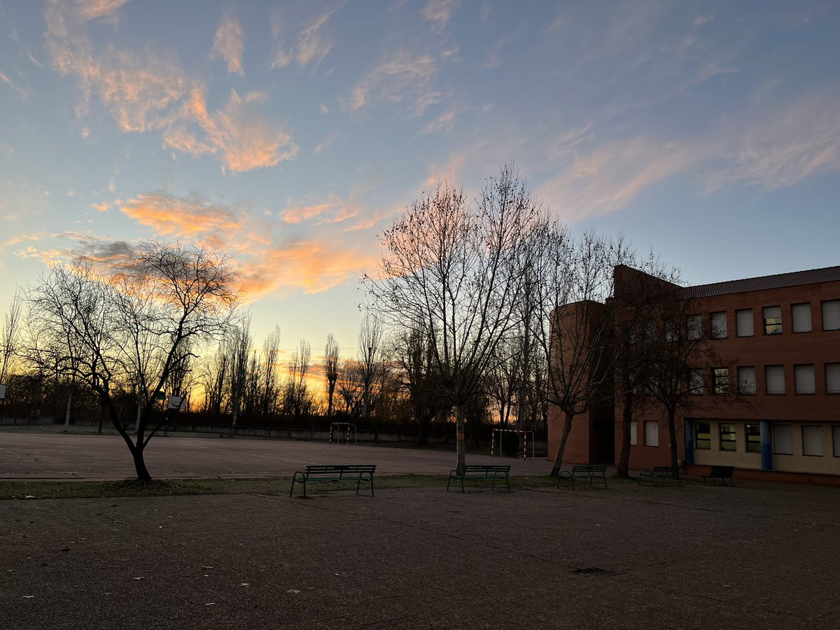 BalbasMarta's tweet photo. Buenos y fríos días @IesVela #Febrero2023 @ArandaMeGusta https://t.co/jSL5cqkXAX