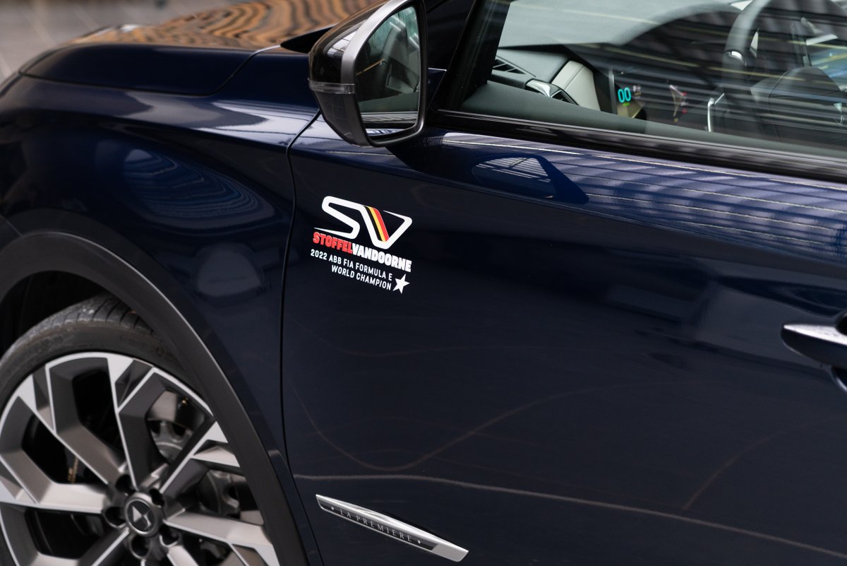 dsitalia's tweet image. Il Salone di Bruxelles compie 100 anni: non poteva esserci occasione migliore per @svandoorne per ricevere il suo Nuovo DS 7 E-Tense 4x4 360.

#DSautomobiles #vandoorne #DSPerformance #autosalon2023 #MotorShow #ABBFormulaE