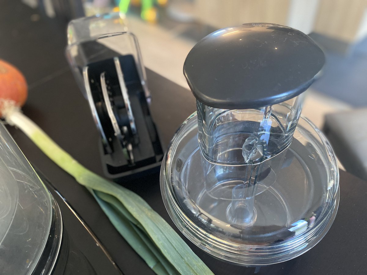 Becky_Prauquo's tweet photo. 👩‍🍳Petite annonce 🥄
Je vends ce Magimix CS5200XL Premium en très bon état. 
J’ajoute des petits cadeaux Maliki (ex-libris, goodies) avec le colis 🎁

Mp moi si intéressé.e !
(Prix Fnac neuf 559€ mais j’ai en tête un prix bien bien inférieur) https://t.co/9JOGB7evYf