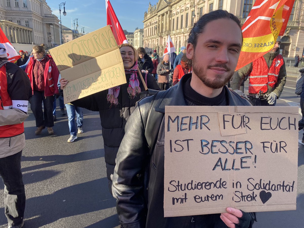 KGK_News's tweet photo. Studierende und Sozialarbeiter:innen in Solidarität mit dem #Streik der #Lehrer:innen ✊ @GEW_BERLIN https://t.co/SYeaP8FU8N
