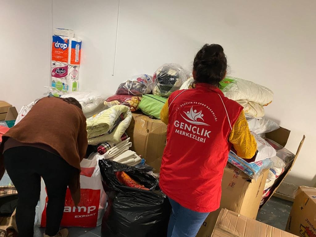GSB_Samsun's tweet photo. Samsun tek yürek
Samsun Gençlik ve Spor İl Müdürlüğümüz, deprem bölgesinde yardıma muhtaç vatandaşlara yönelik yardım kampanyası başlattı. Gelen yardımlar deprem bölgesine gönderilmek üzere hazırlanıyor. #Deprem #Samsun 
@kasapoglu @zulkifdagli @feyzullahdereci https://t.co/LHsxymlXec