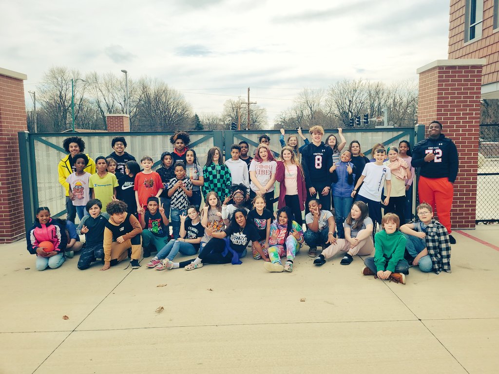 CHSFOOTBALL10's tweet photo. The boys are enjoying their mentorship of Boyd Elementary students. @Central_AD @CentralBulldog @PitCentralHS @AthleticsAtSPS
#Communityfamily https://t.co/6DdfI2qRD3
