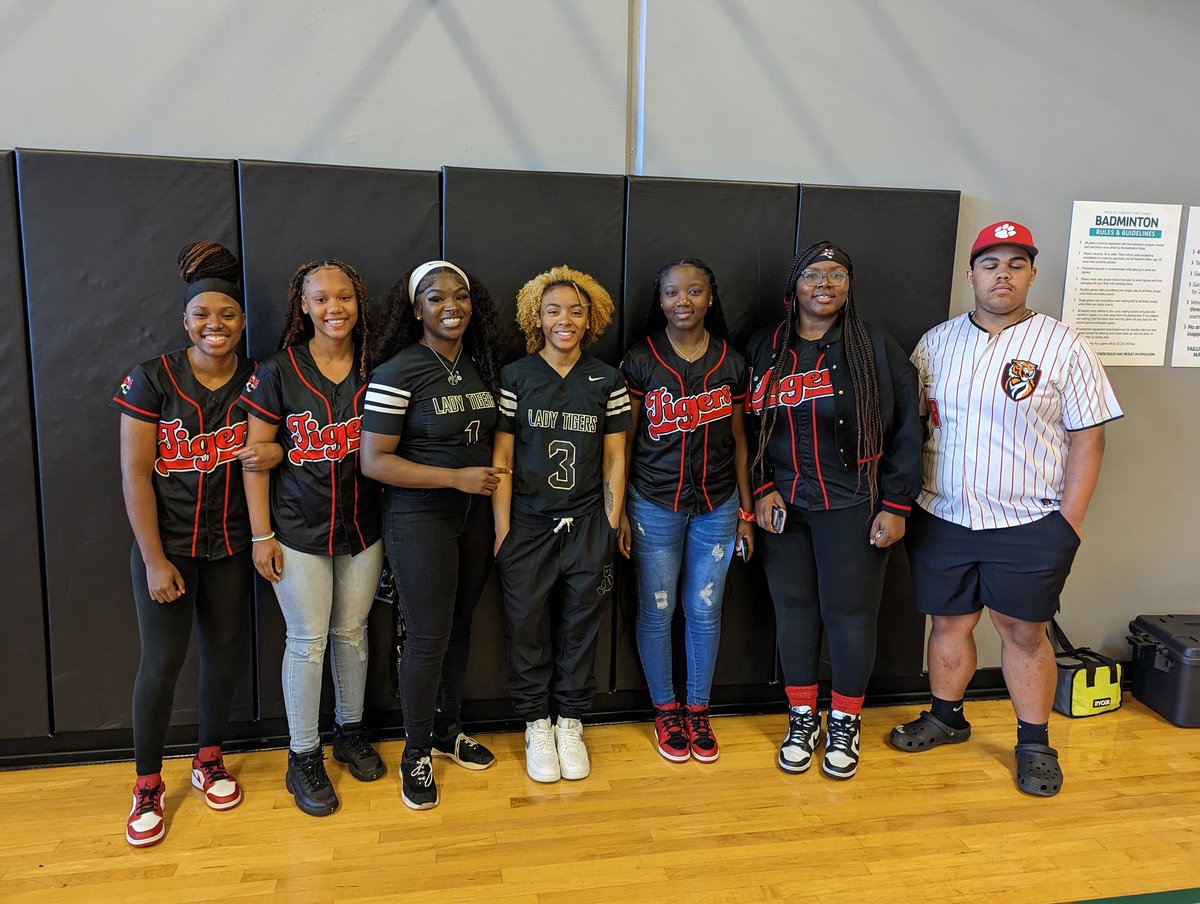 CFreemanJAX's tweet photo. Here's @AndrewJacksonHS. Donisha Burney, Latavia Thomas, Jakiya Lamb, Jasnea Hall, Zariyah Stripling, Kira Brown and Nathan Joyner are here. https://t.co/AipqsjYNLx