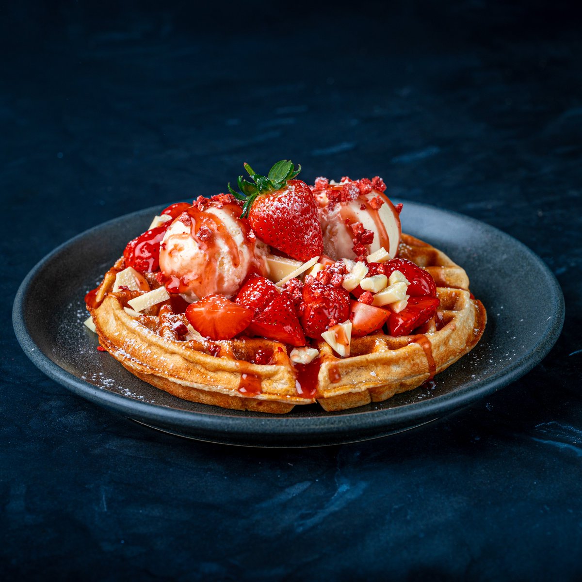 ‘HEY LOVER’ 💘

sharin’ waffles, w/ strawberry pieces, freeze-dried strawberries, ice cream, ‘n’ white choco pieces, for you ‘n’ your boo, at all spots 10th–17th feb 💞