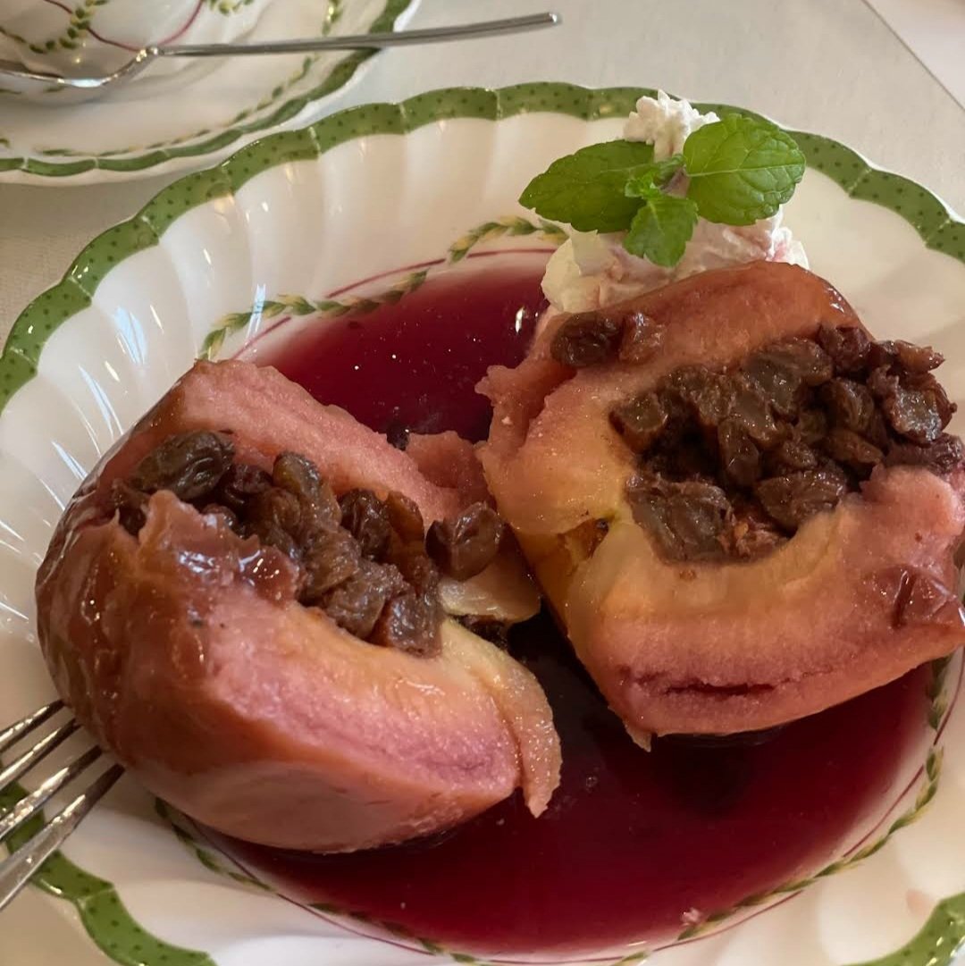 「新宿ルブランの焼きリンゴも食べたい。レーズンつまってるやつ 」|加藤カトヲより愛をこめてのイラスト