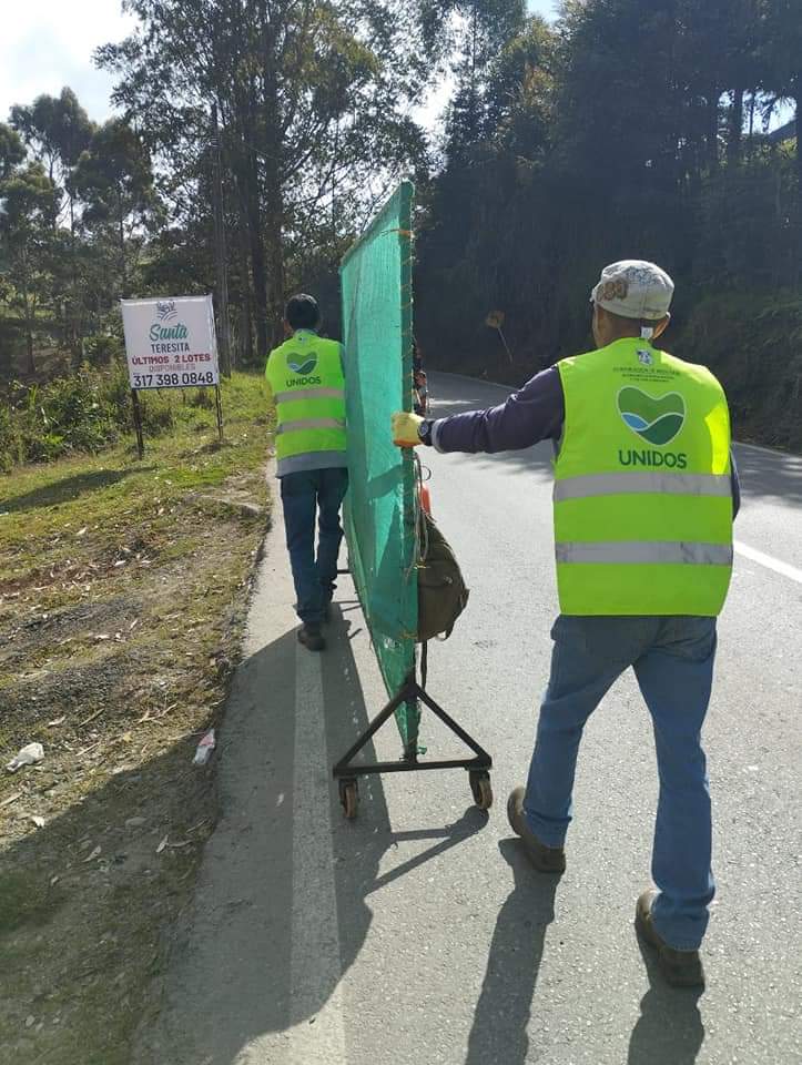 AMarinilla's tweet photo. Nuestra organización realiza roseria y limpieza de cunetas en varios tramos de la via Marinilla - Peñol y en algunas vías rurales, las cuales desarrollamos de la mano de las Jac y sus comunidades. 
Este es un contrato celebrado entre @GobAntioquia @mmarinilla y @AMarinilla https://t.co/oKFqnLcEJu