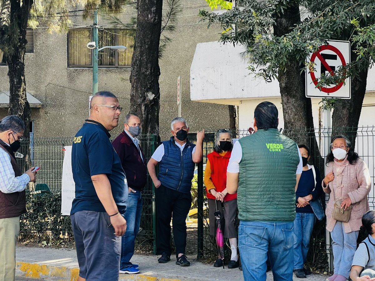 ReneVivanco's tweet photo. Mientras se van de puente la FAMILIA VERDE de la @BJAlcaldia sigue creciendo, este domingo 5 de febrero me recibieron vecinos de la COLONIA NATIVITAS de la tercera edad y discapacidad Súmate al equipo ganador!!! #jalatealverde Gracias @ChuchoSesmaPVEM por tus gestiones https://t.co/ODU9jDmVSi