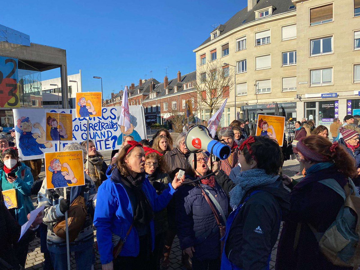 Mediapart's tweet photo. En bleu de travail, les Rosies d’Amiens donnent de la voix pour rappeler le caractère inégalitaire de la #RéformeDesRetraites.

« Il faut contrer le féminisme-washing du gouvernement », dénonce Lucie Houlbreque. 👉 https://t.co/nQ06rwzFgV https://t.co/zLxfmjZjxM