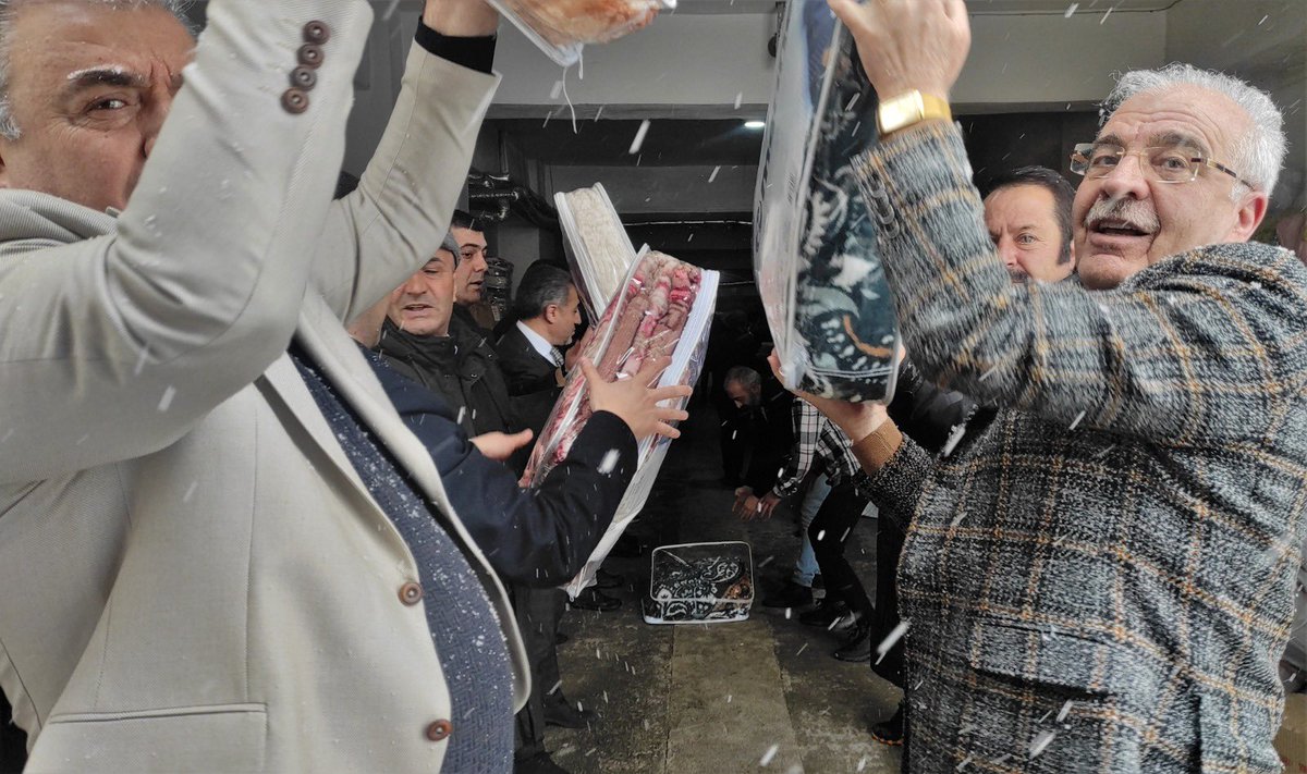 Van TSO'da toplanan yardım malzemeleri içinde destek sunan @kamiadtr üyelerine, Van TSO üyelerine, iş insanlarımıza, esnafımıza ve yardımsever tüm vatandaşlarımıza teşekkür ederiz.