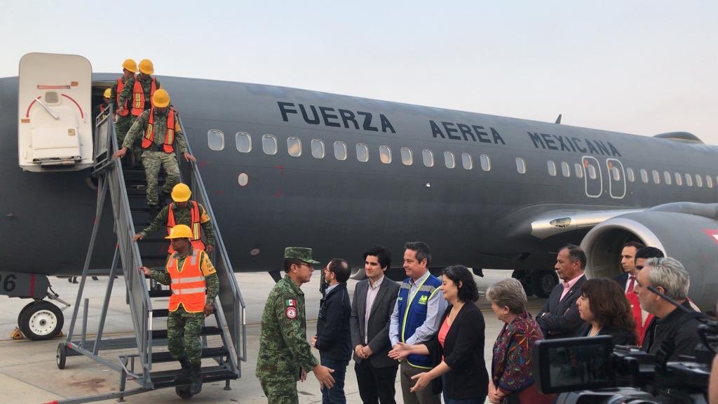 SkystoreMx's tweet photo. #SkyAlDía 30 brigadistas y 120 efectivos del ejército (#SEDENA)y Fuerza Aérea Mexicana (#FAM), expertos en el combate de incendios ya están en Chile apoyando a ese pueblo hermano como lo instruyó el Presidente. https://t.co/DYbvUoS5FB