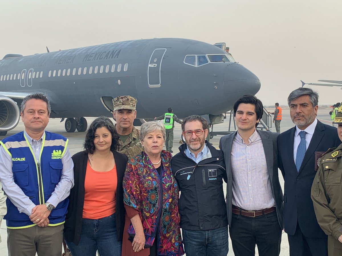 SkystoreMx's tweet photo. #SkyAlDía 30 brigadistas y 120 efectivos del ejército (#SEDENA)y Fuerza Aérea Mexicana (#FAM), expertos en el combate de incendios ya están en Chile apoyando a ese pueblo hermano como lo instruyó el Presidente. https://t.co/DYbvUoS5FB