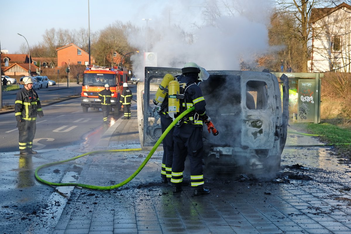 In #Nettelnburg ist am Dienstagnachmittag ein PKW auf dem Nettelnburger Landweg vollständig ausgebrannt. Der Fahrer konnte den Wagen gerade noch an der Bushaltestelle auf den Fußweg steuern und aus dem Auto springen. Er blieb unverletzt. Ursache: Vermutlich technischer Defekt.